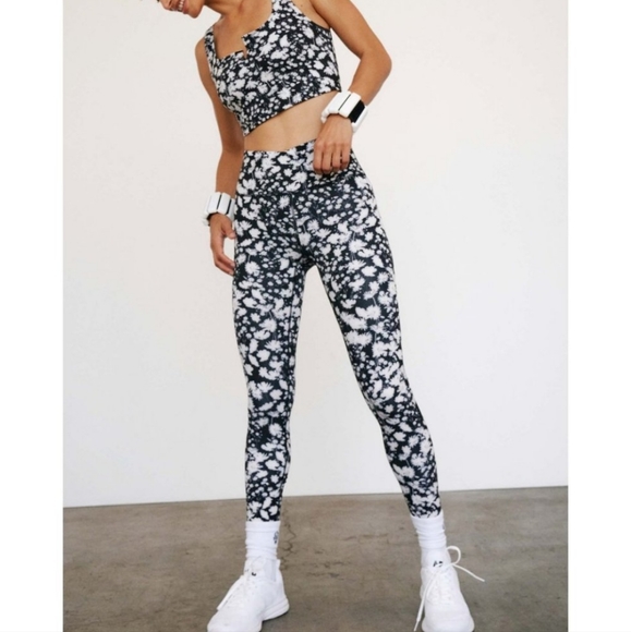 NWT FP Movement Printed Lose Control Wrap Leggings Black & White Floral - Picture 2 of 6